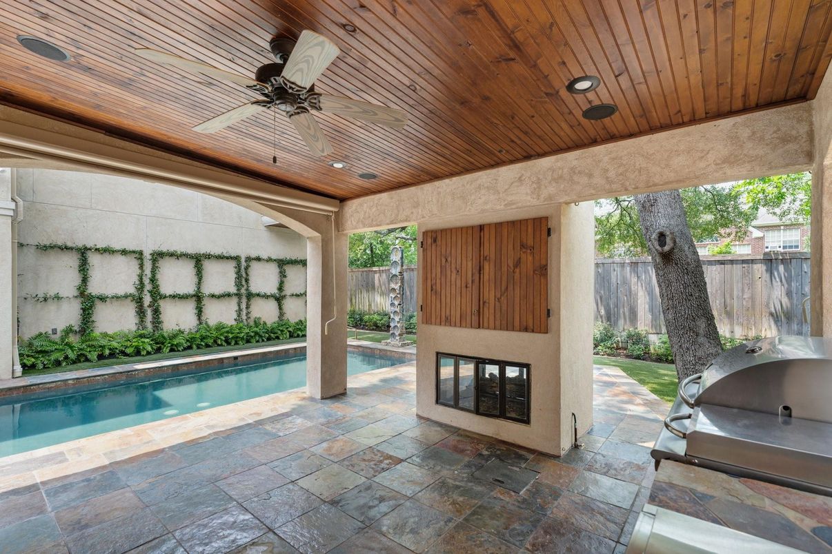 Exterior, Outdoor Kitchen, Pool