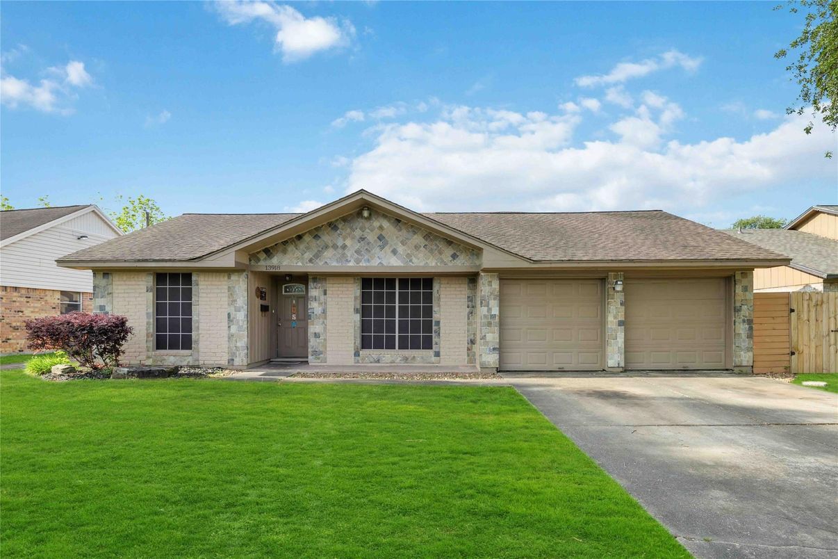 Attached, Exterior, Facade, Ranch