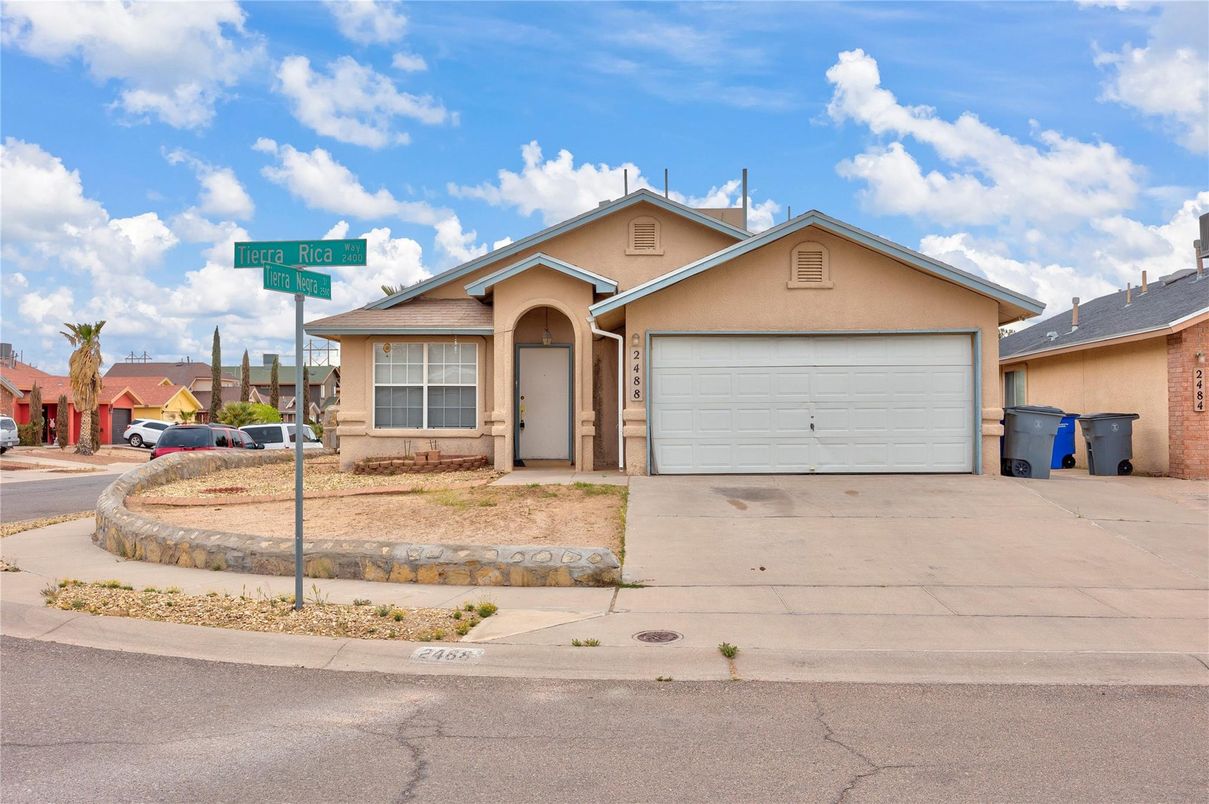 Attached, Exterior, Facade, Ranch