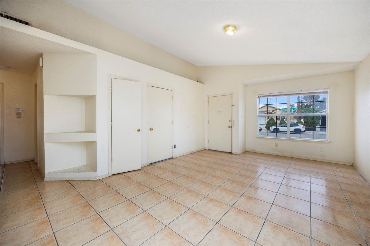 Empty room, Interior