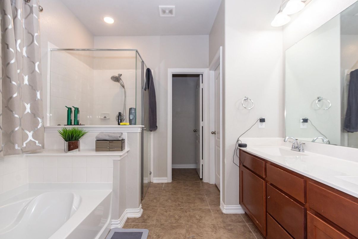 Bathroom, Dual Sink Vanities, Interior, Recessed Lighting