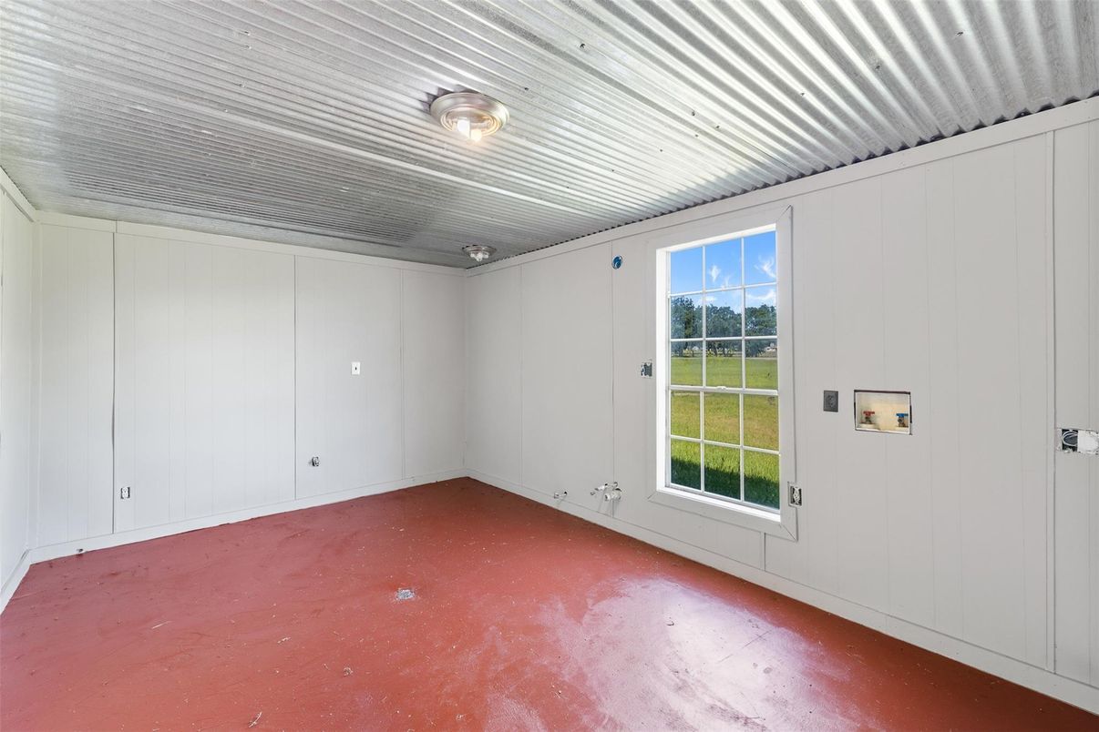 Empty room, Interior