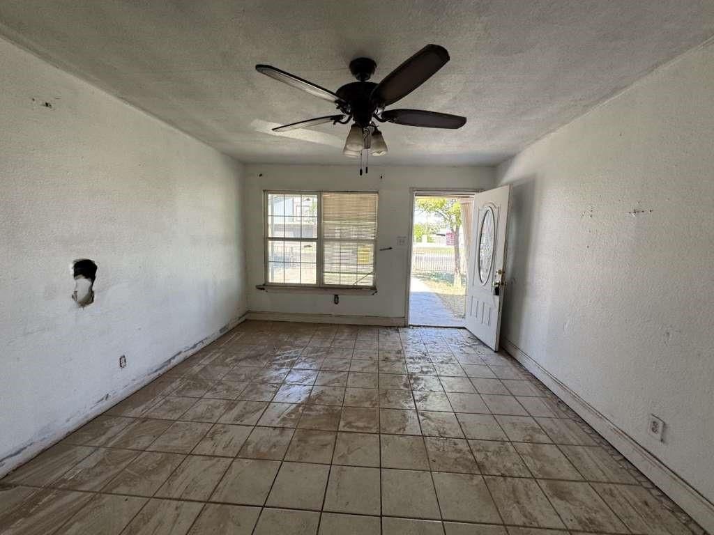 Empty room, Interior