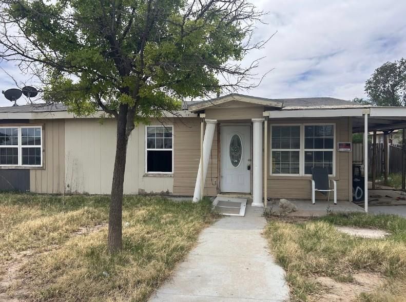 Exterior, Facade, Ranch