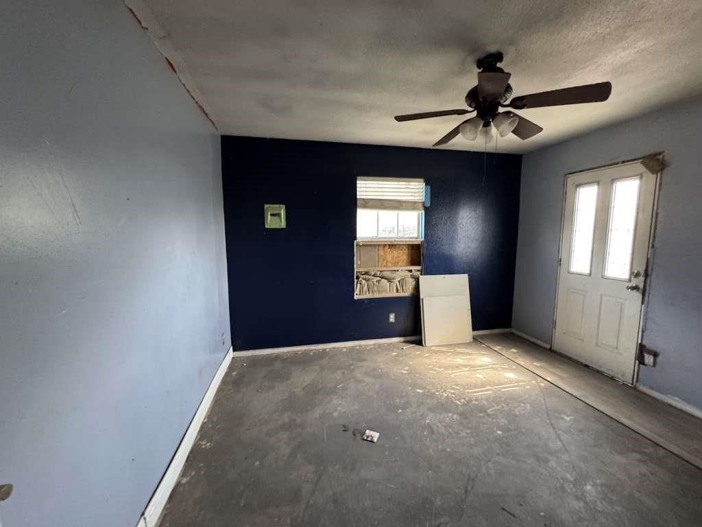 Empty room, Interior