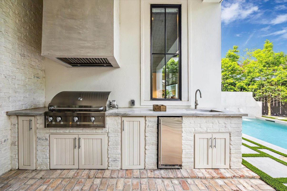 Exterior, Outdoor Kitchen