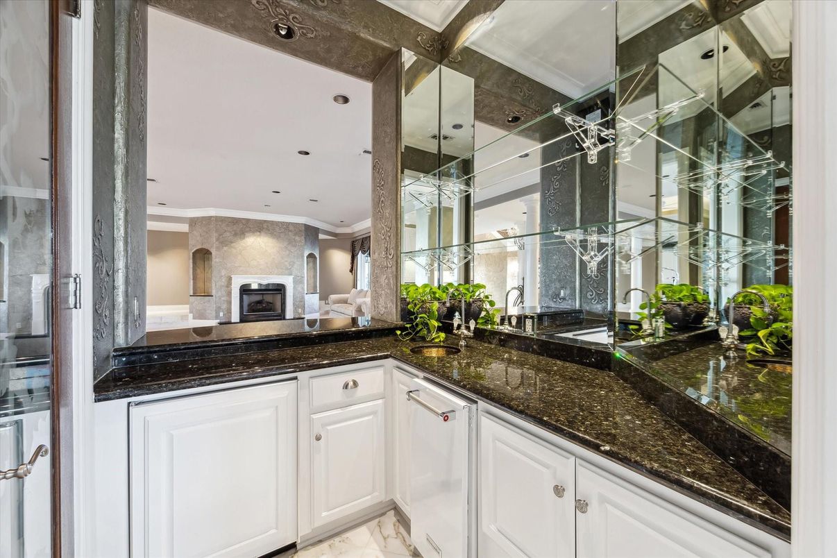Fireplace, Interior, Kitchen, Marble, Recessed Lighting