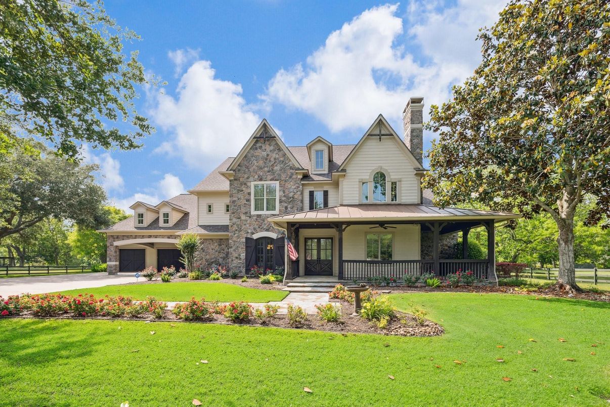 Attached, Exterior, Facade, Queen Anne Victorian