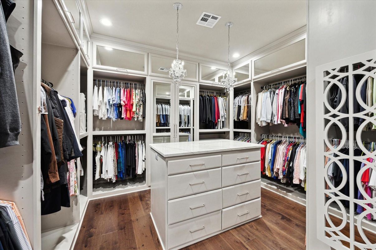 Interior, Pendant Lights, Recessed Lighting, Walk-in Closets, Wood Texture Flooring