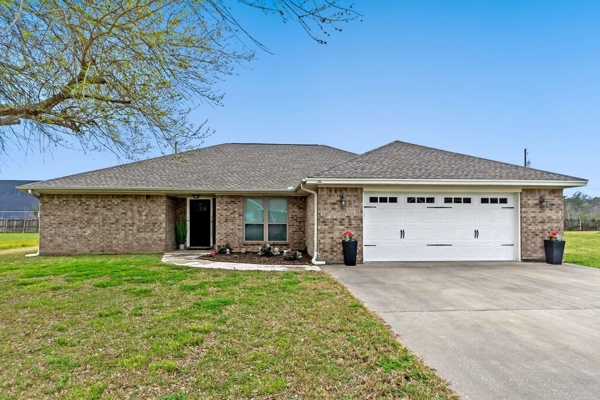 Attached, Exterior, Facade, Brick Facade, Ranch
