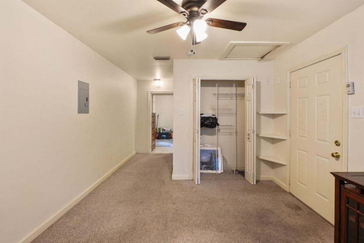 Empty room, Interior, Walk-in Closets