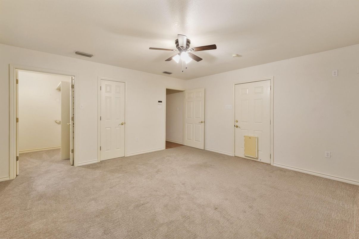 Empty room, Interior