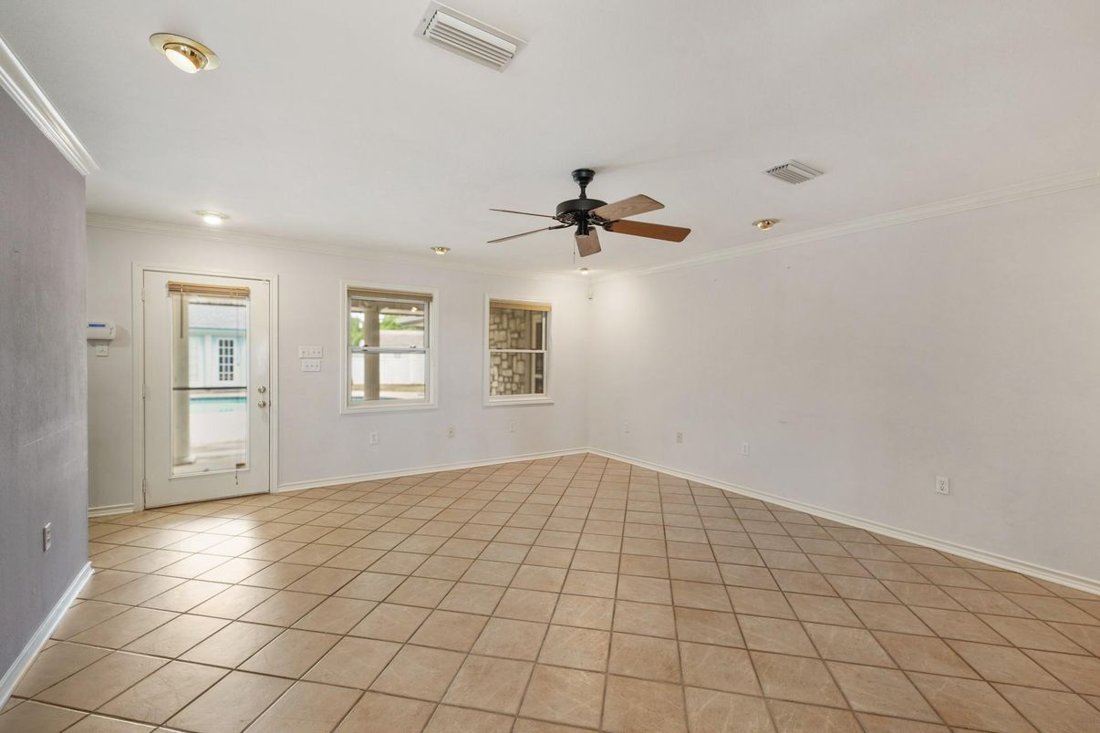 Empty room, Interior