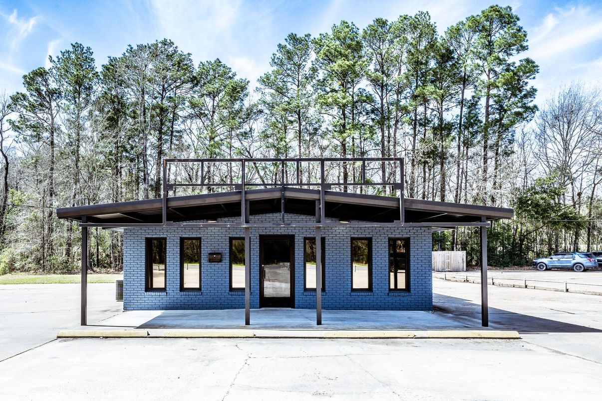 Exterior, Facade, None