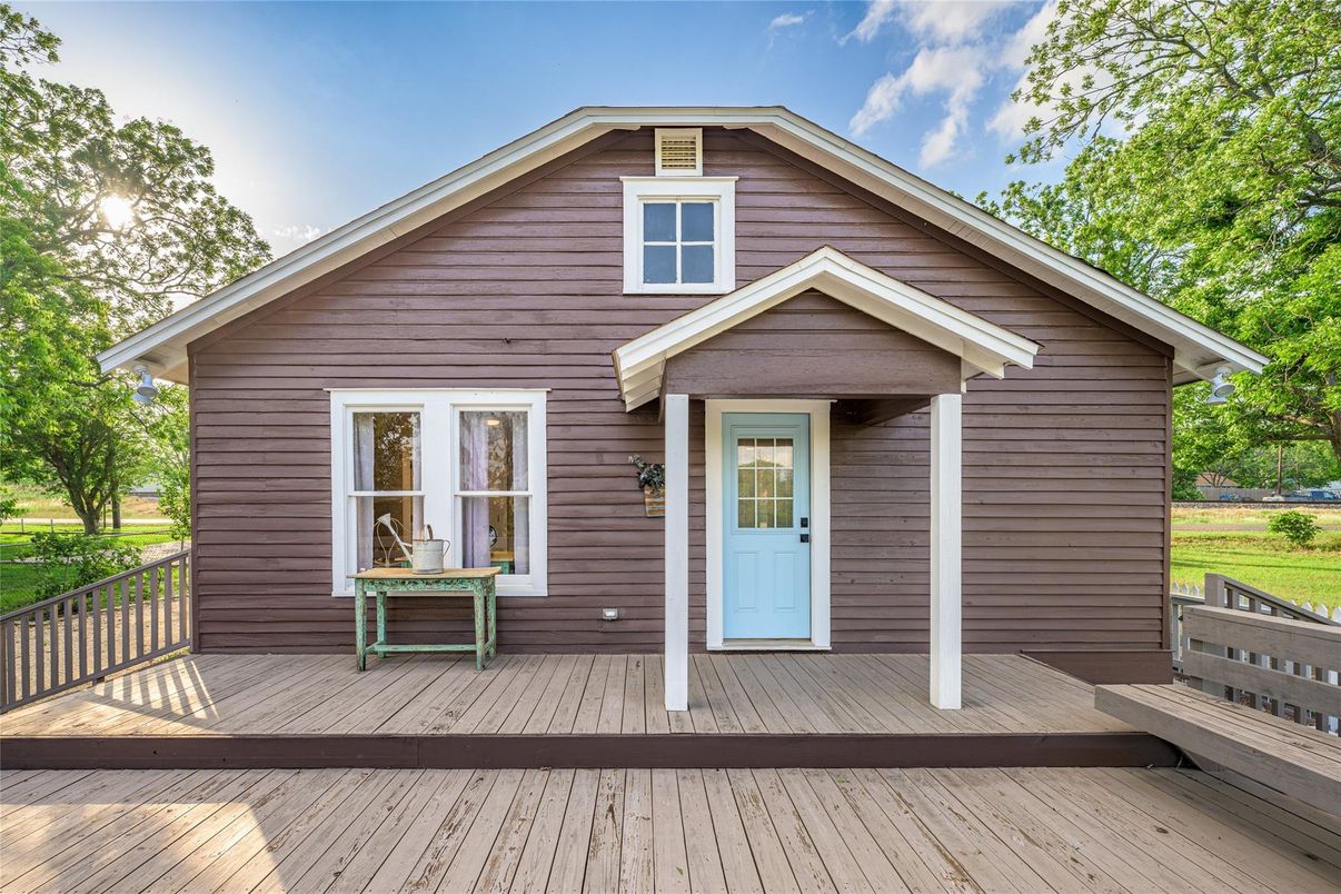 Exterior, Facade, None