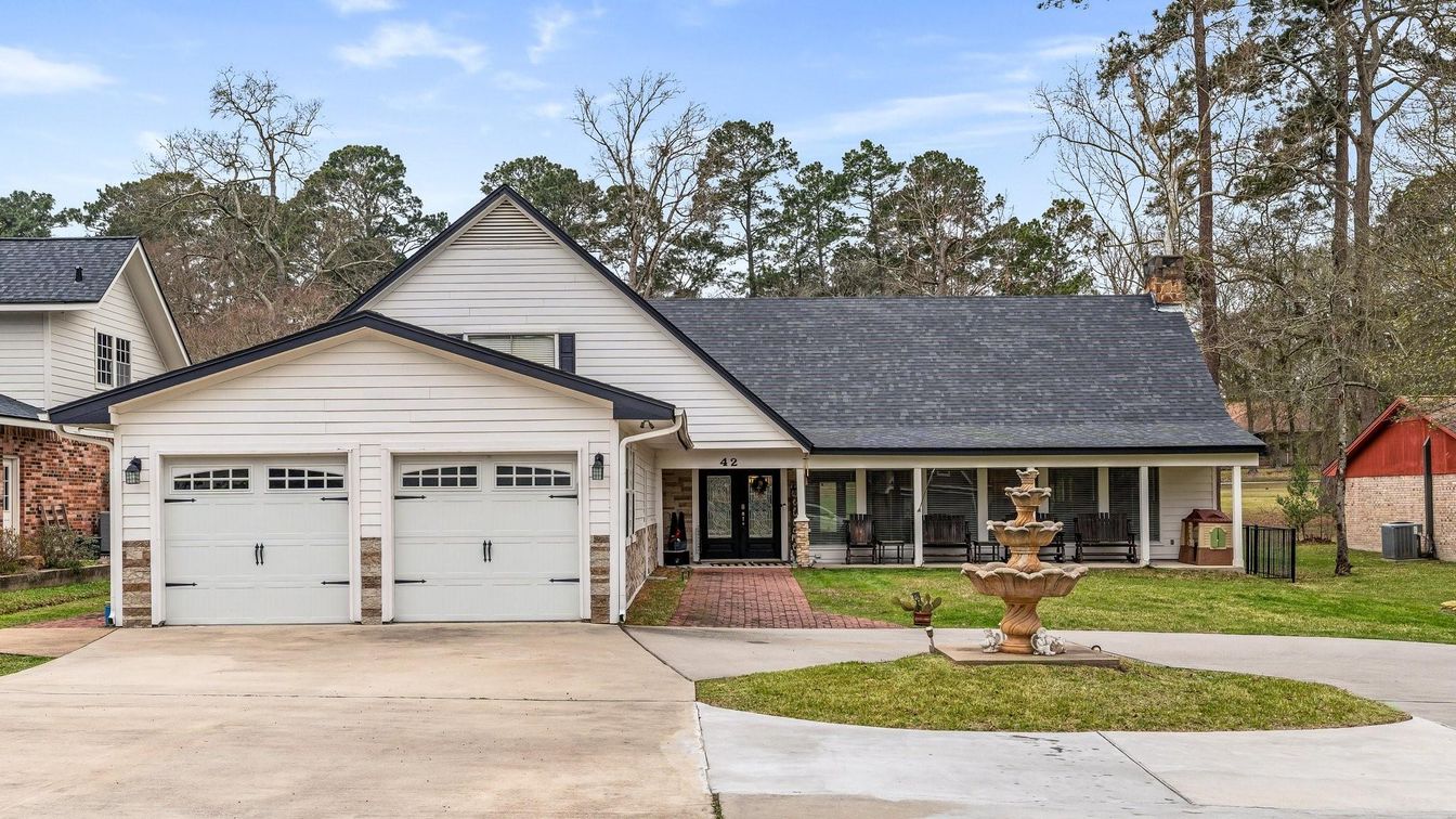 Attached, Exterior, Facade, Farmhouse