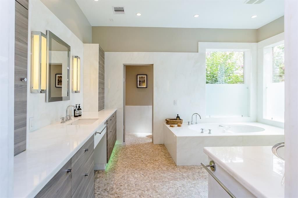 Bathroom, Dual Sink Vanities, Interior, Recessed Lighting