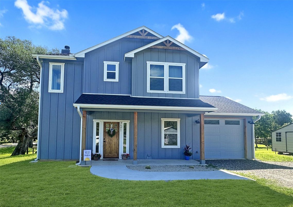 Attached, Exterior, Facade, Farmhouse