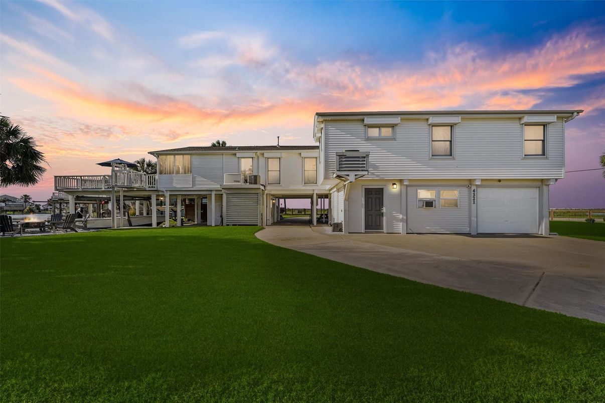 Attached, Backyard, Exterior, Facade, Modern