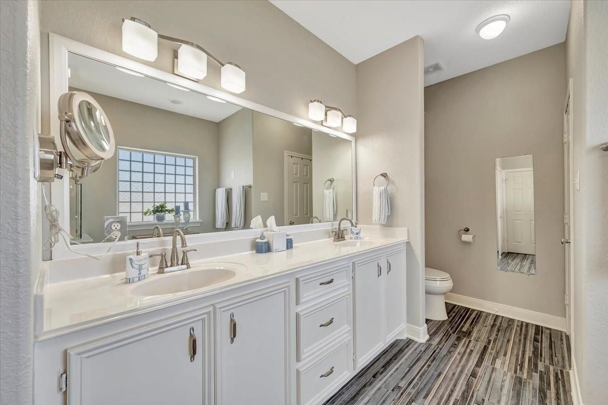Bathroom, Dual Sink Vanities, Interior