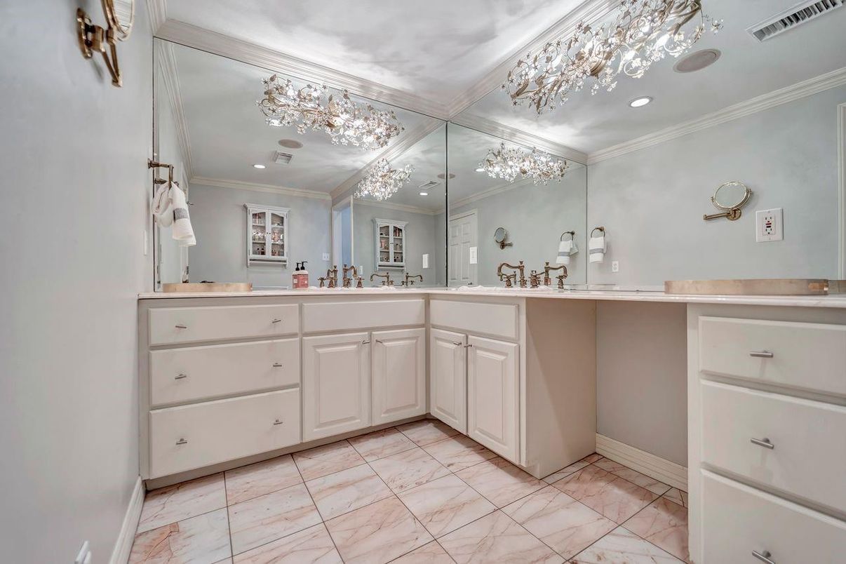 Bathroom, Interior, Recessed Lighting