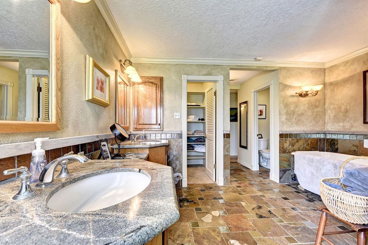 Bathroom, Dual Sink Vanities, Interior