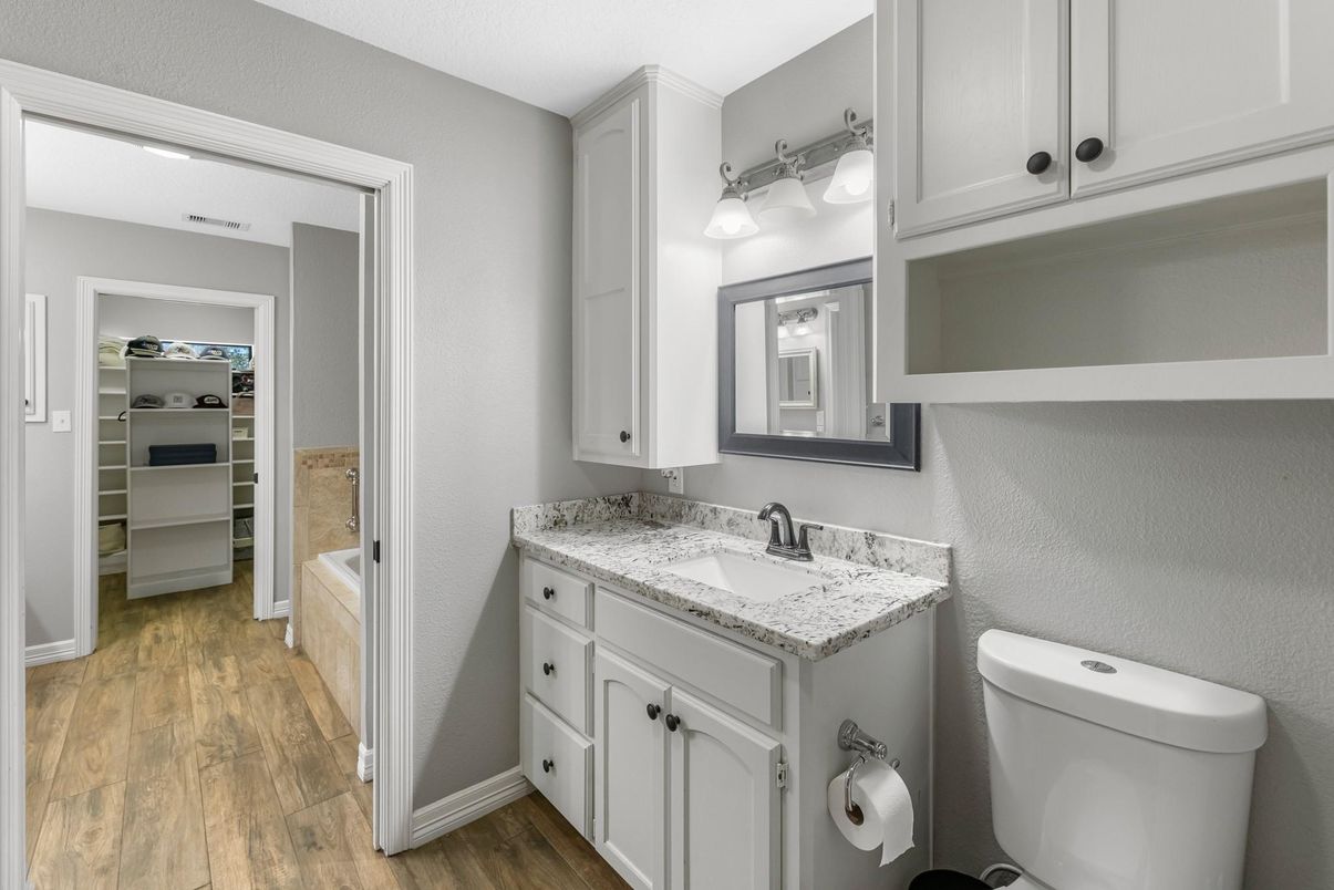Bathroom, Interior, Walk-in Closets, Wood Texture Flooring