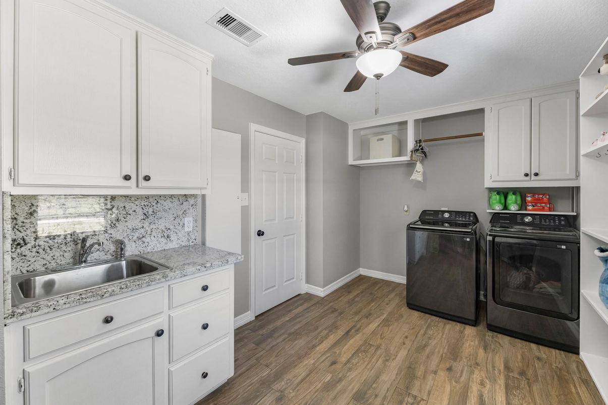 Interior, Washer, Wood Texture Flooring