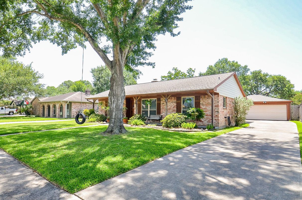 Detached Garage, Exterior, Facade, Brick Facade, Ranch