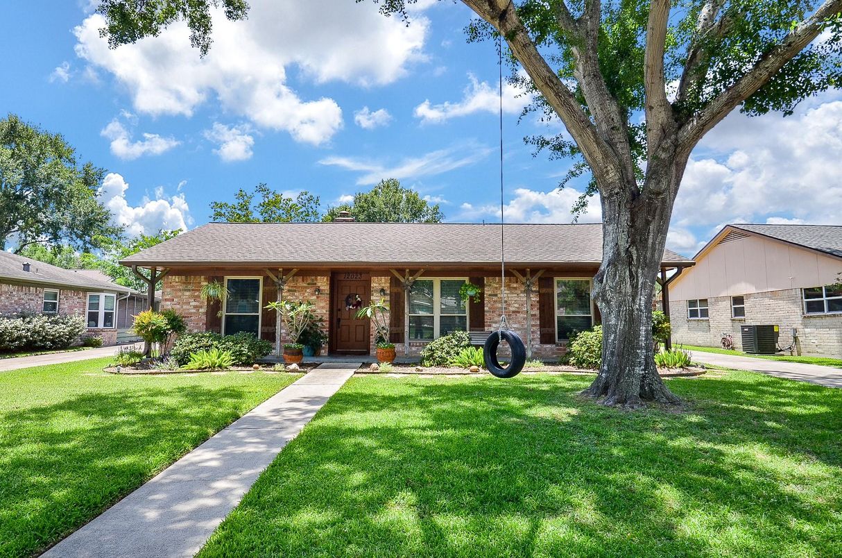 Exterior, Facade, Brick Facade, Ranch