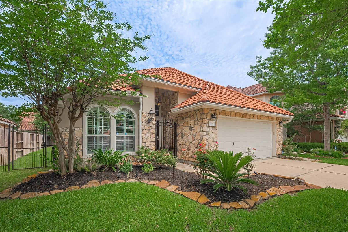 Attached, Exterior, Facade, Mediterranean