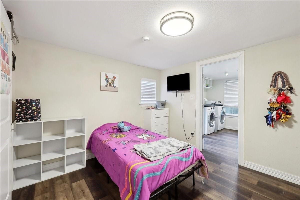 Bedroom, Interior, Washer, Wood Texture Flooring