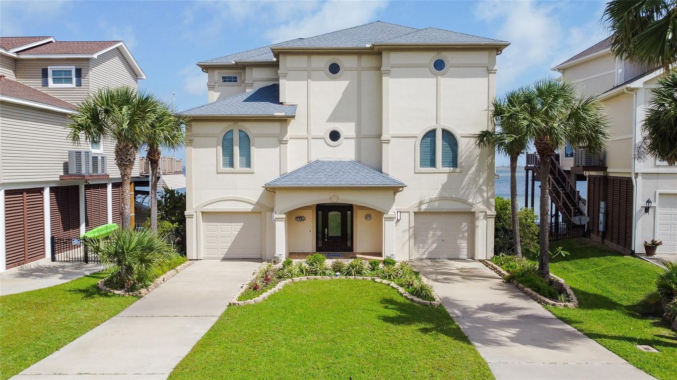 Attached, Exterior, Facade, Mediterranean