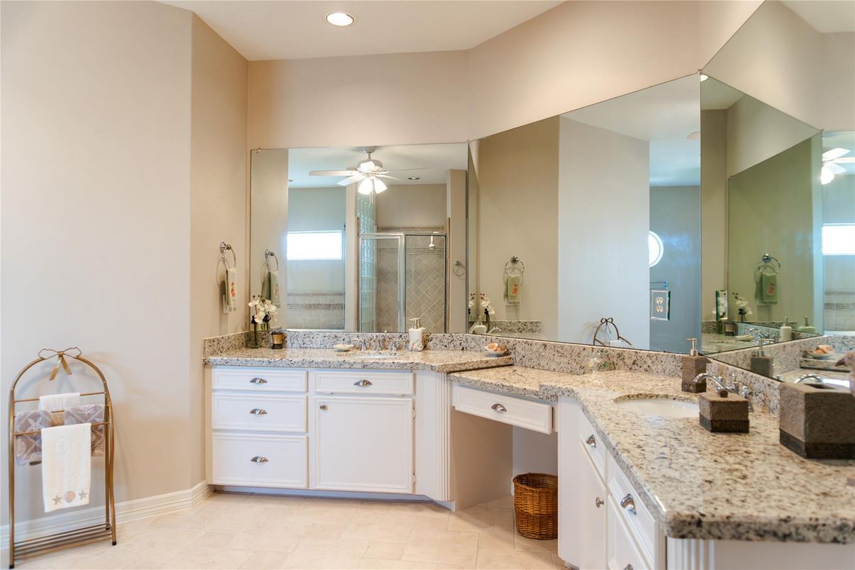 Bathroom, Dual Sink Vanities, Interior, Recessed Lighting