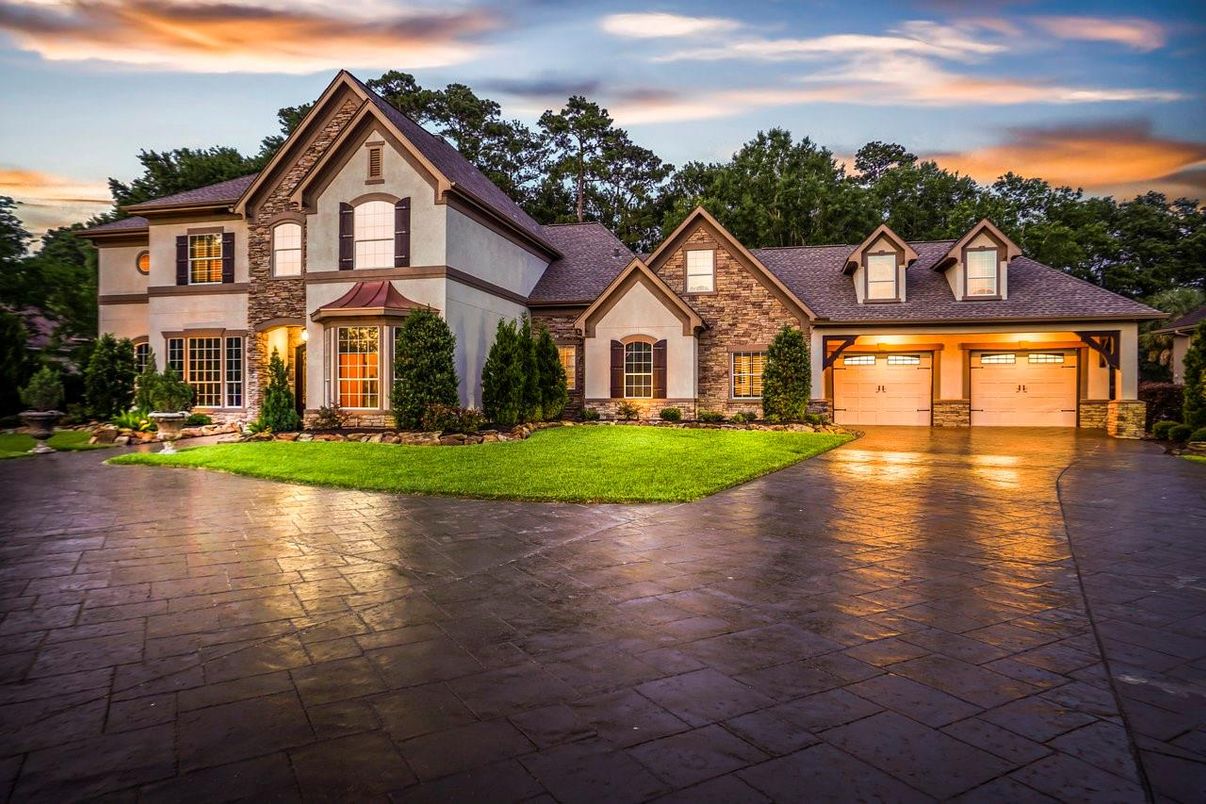 Attached, Exterior, Facade, Tudor Revival