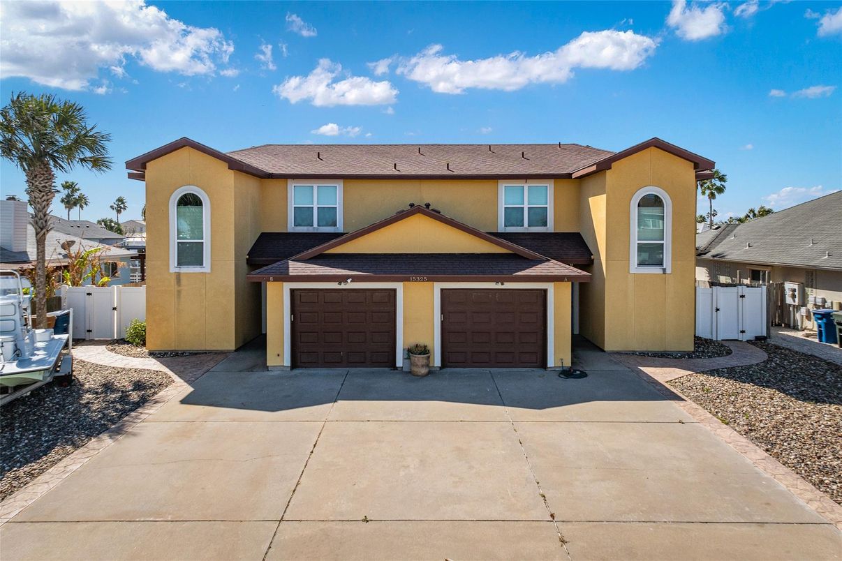 Attached, Exterior, Facade, Mediterranean