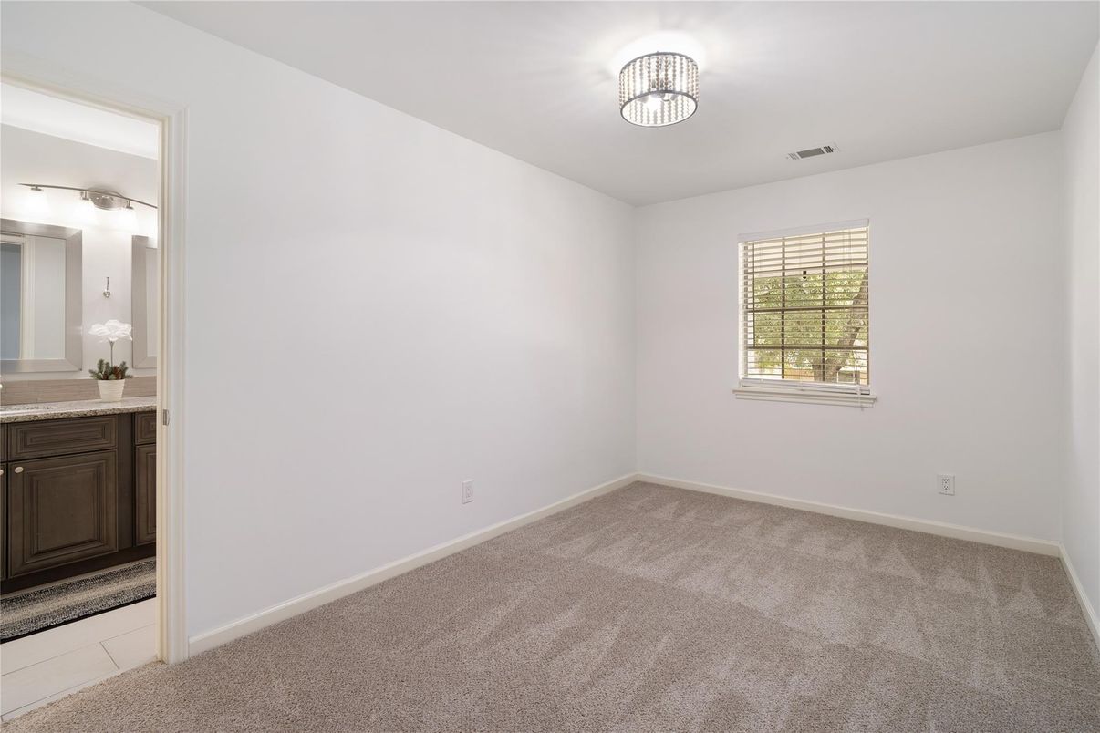 Empty room, Interior