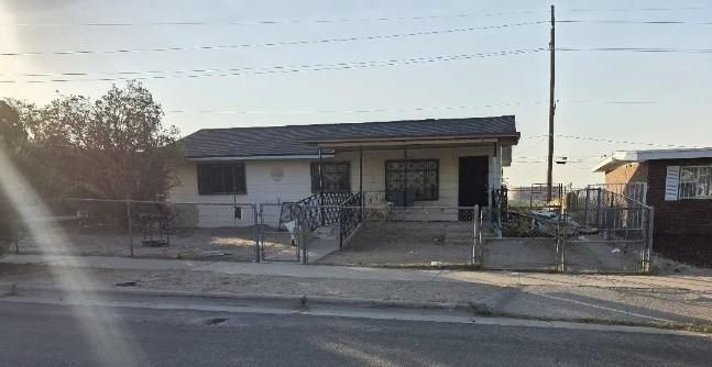Exterior, Facade, None