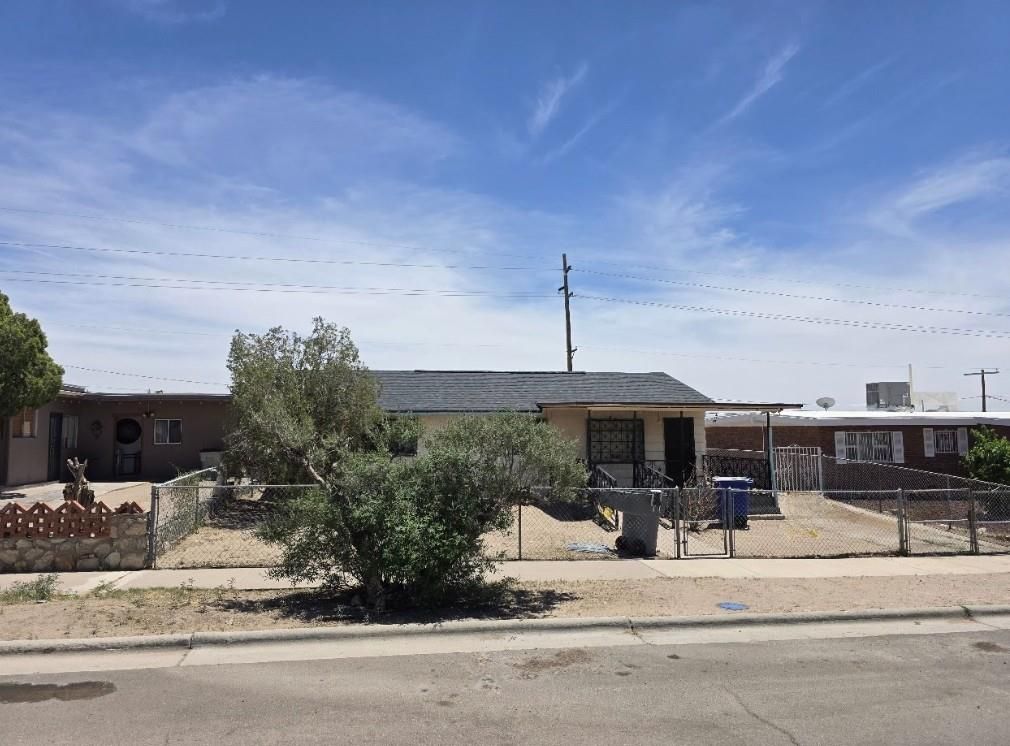 Exterior, Facade, Ranch