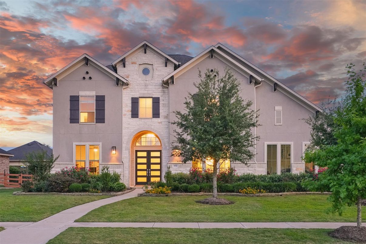 Attached, Exterior, Facade, Farmhouse