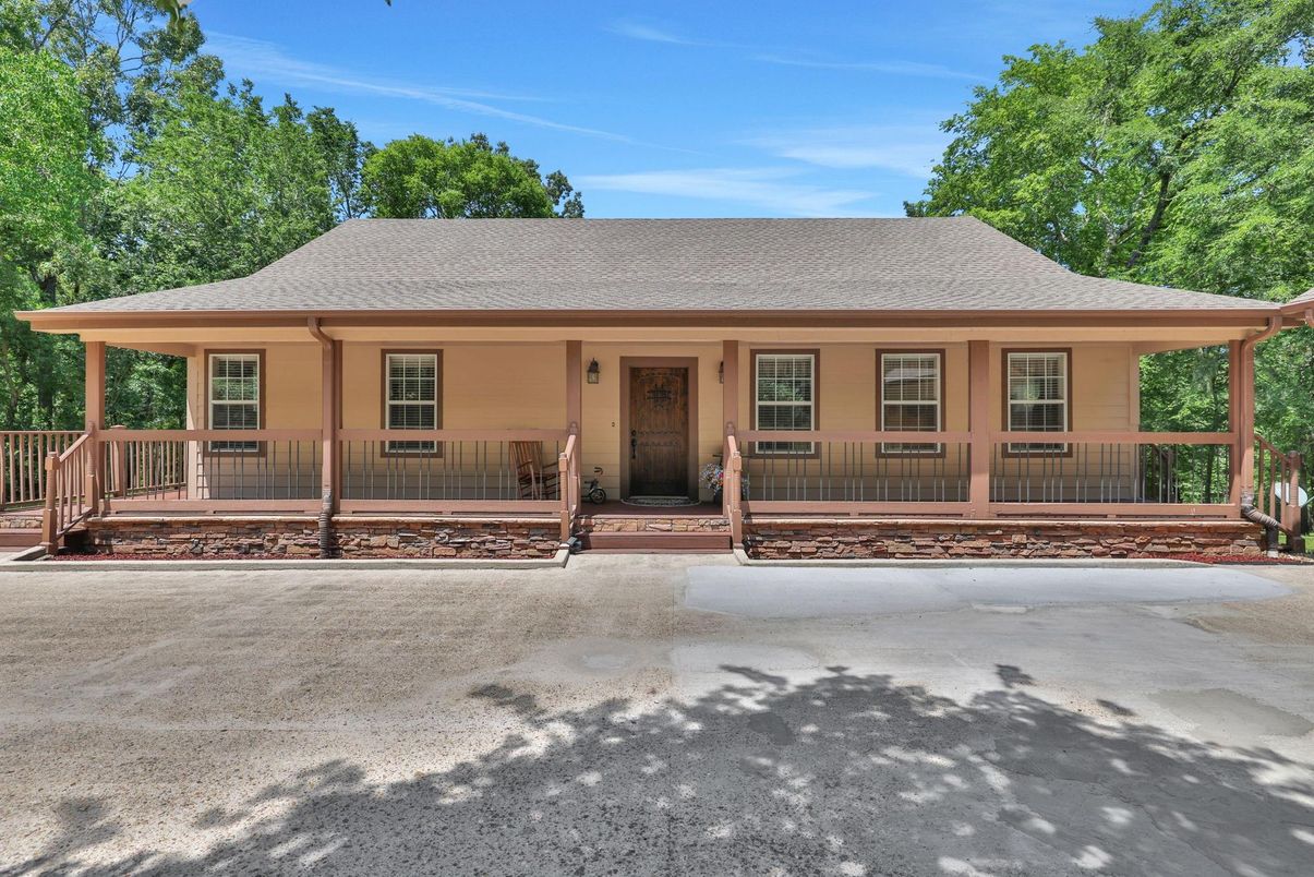 Exterior, Facade, Ranch