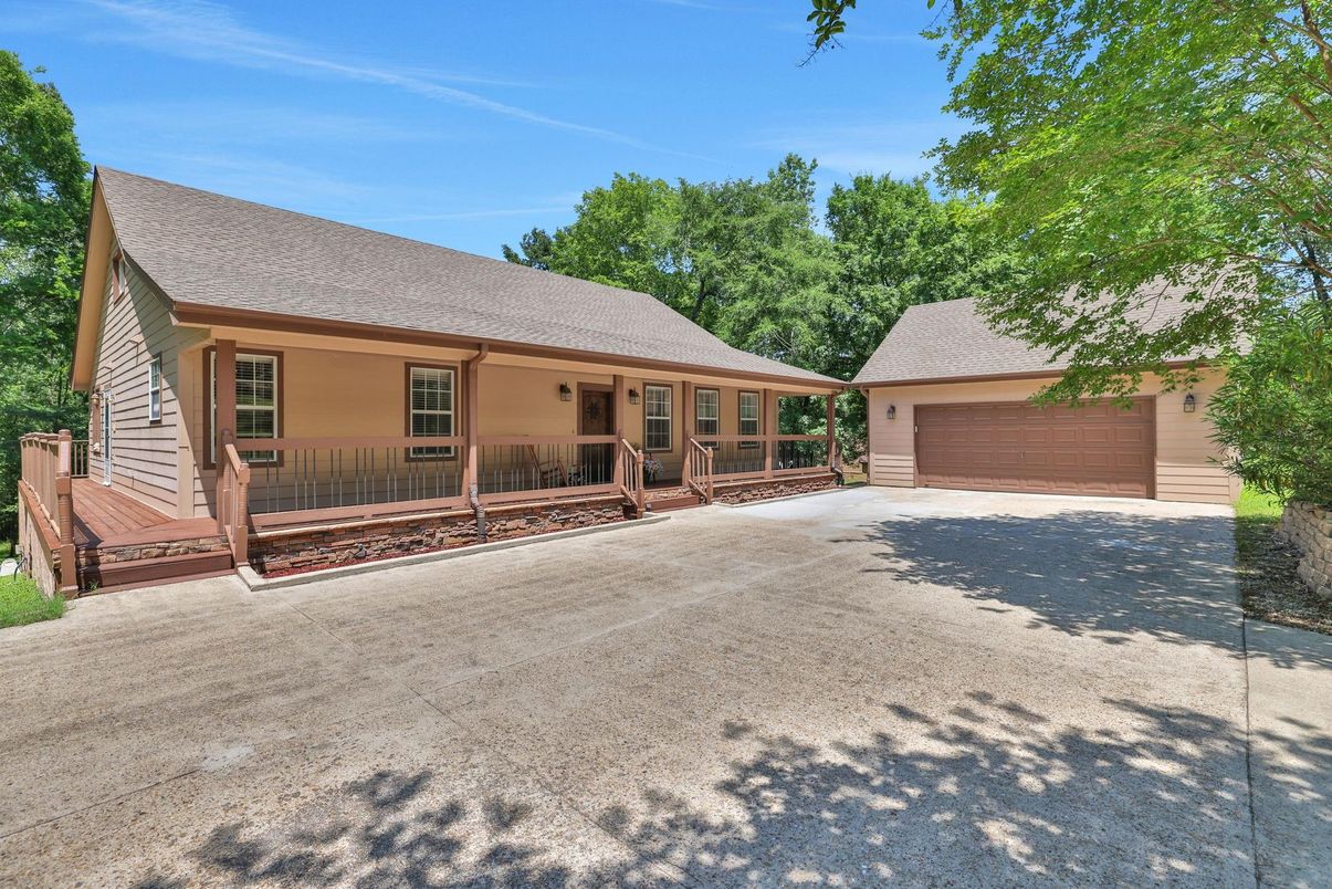 Attached, Exterior, Facade, Ranch