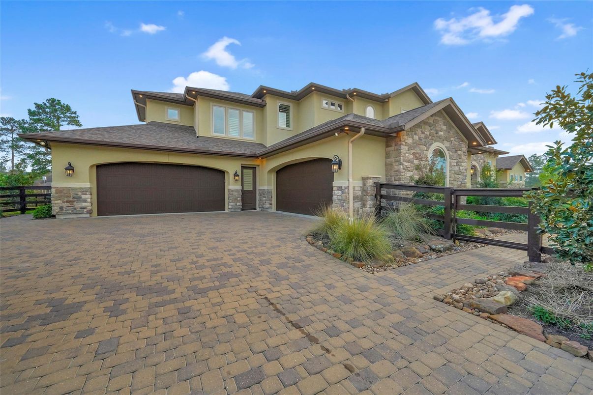 Attached, Exterior, Facade, Mediterranean