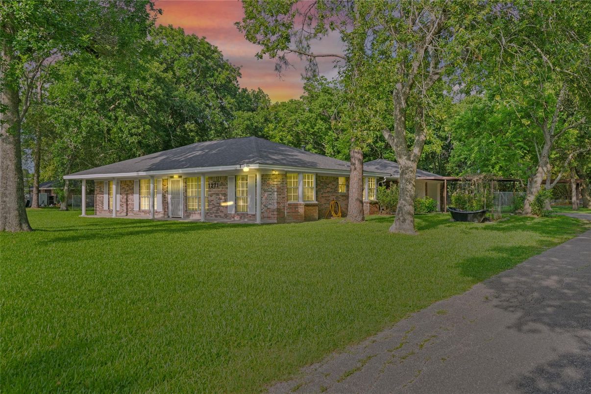 Backyard, Exterior, Facade, Brick Facade, Ranch