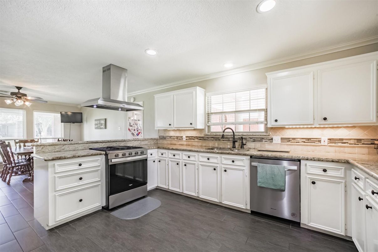 Dining room, Interior, Kitchen, Recessed Lighting, Stainless Steel Appliances, Wood Texture Flooring