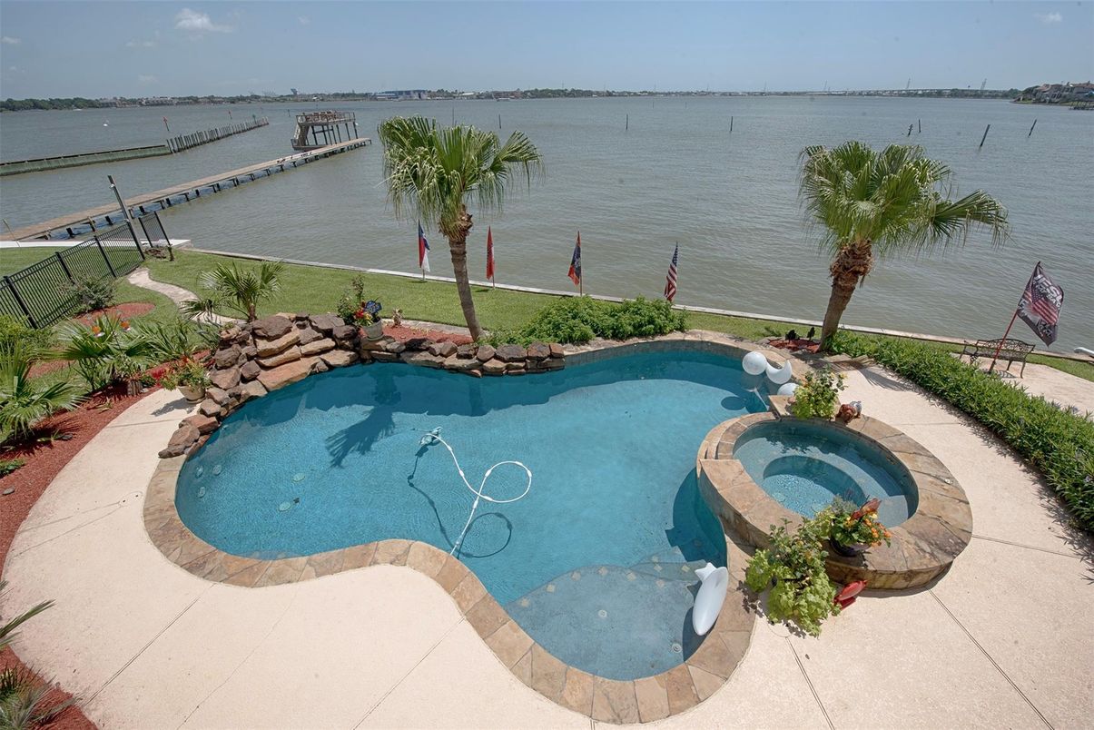 Exterior, Pool, Water