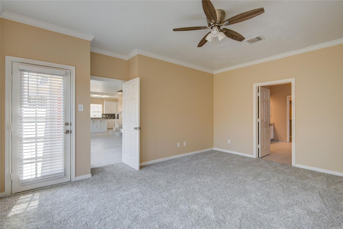 Empty room, Interior