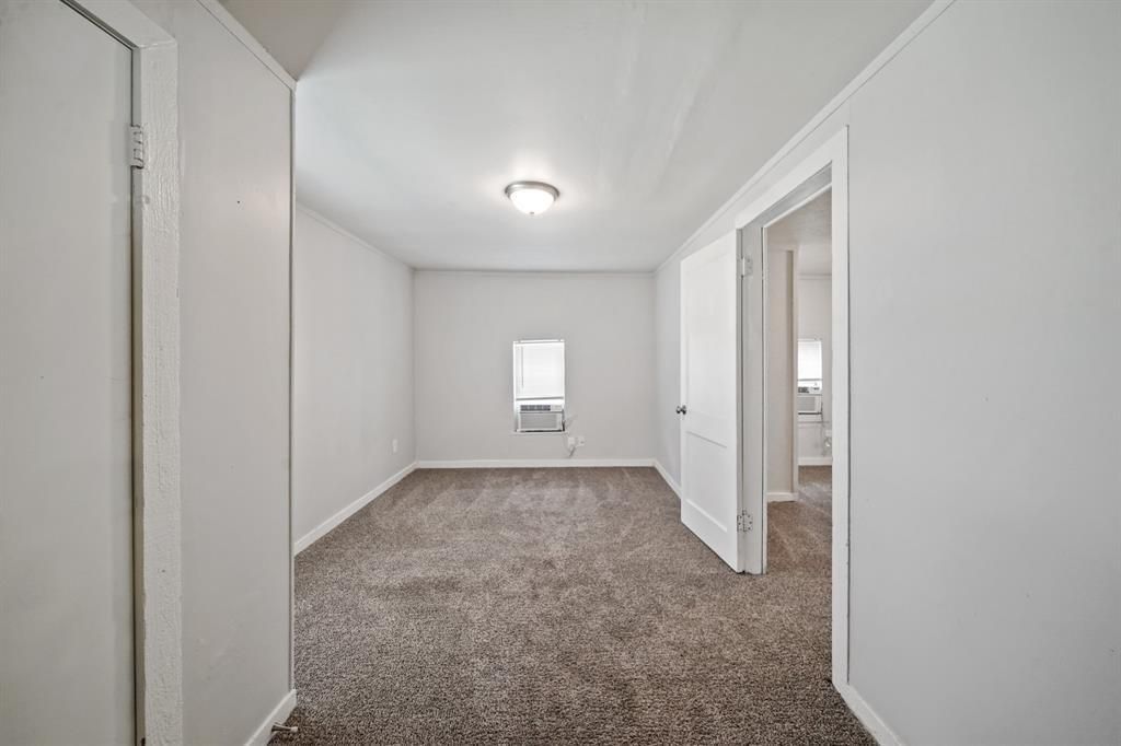 Empty room, Interior