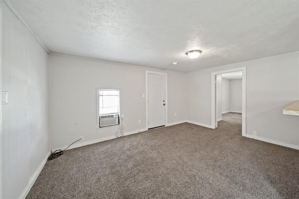 Empty room, Interior