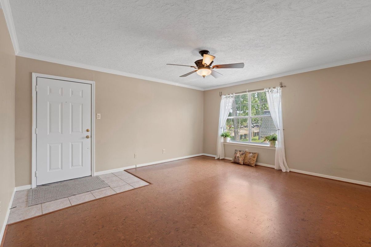Empty room, Interior